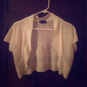 Cute off white knit shrug in excellent condition